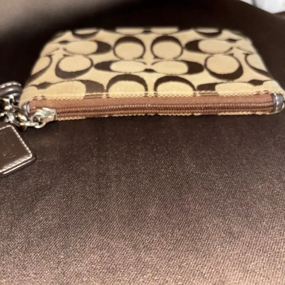 💚 Coach brown and beige signature wristlet, minor wear but no major callouts